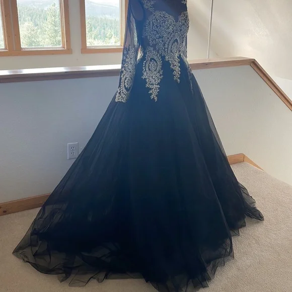 Gorgeous Black Dress 🖤 - Picture 5 of 10